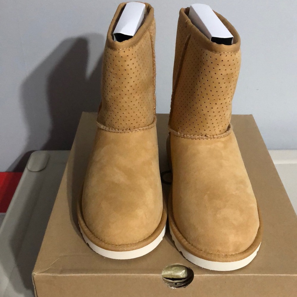 UGG Classic Short Honeycomb boots.  New in…